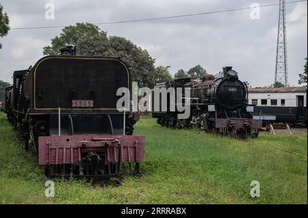 230518 -- NAIROBI, le 18 mai 2023 -- cette photo prise le 18 mai 2023 montre les locomotives de train d'époque du Musée ferroviaire de Nairobi, au Kenya. Nairobi Railway Museum est situé dans le centre-ville de Nairobi, à côté de la gare de Nairobi. Ce musée a commencé à fonctionner en 1971. KENYA-NAIROBI-RAILWAY MUSEUM WangxGuansen PUBLICATIONxNOTxINxCHN Banque D'Images