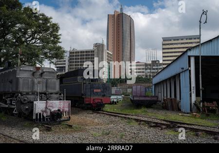 230518 -- NAIROBI, le 18 mai 2023 -- cette photo prise le 18 mai 2023 montre les locomotives de train d'époque du Musée ferroviaire de Nairobi, au Kenya. Nairobi Railway Museum est situé dans le centre-ville de Nairobi, à côté de la gare de Nairobi. Ce musée a commencé à fonctionner en 1971. KENYA-NAIROBI-RAILWAY MUSEUM WangxGuansen PUBLICATIONxNOTxINxCHN Banque D'Images