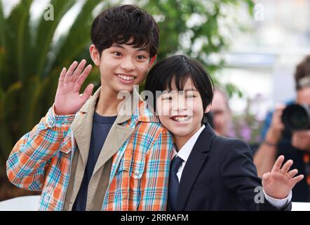 230518 -- CANNES, le 18 mai 2023 -- les acteurs japonais Hiiragi Hinata R et Kurokawa soya posent lors d'un photocall pour le film Kaibutsu Monster qui concourra pour la Palme d or lors de la 76e édition du Festival de Cannes à Cannes, dans le sud de la France, le 18 mai 2023. FRANCE-CANNES-FESTIVAL-KAIBUTSU GaoxJing PUBLICATIONxNOTxINxCHN Banque D'Images