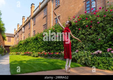 230518 -- SHANGHAI, le 18 mai 2023 -- Ballerina Ginevra Belotti danse dans le Qipao chinois à Shanghai, le 26 avril 2023. POUR ALLER AVEC à travers la Chine : ballerine italienne née à Hong Kong danse en chinois Qipao CHINE-SHANGHAI-BALLERINE ITALIENNE CN WangxXiang PUBLICATIONxNOTxINxCHN Banque D'Images