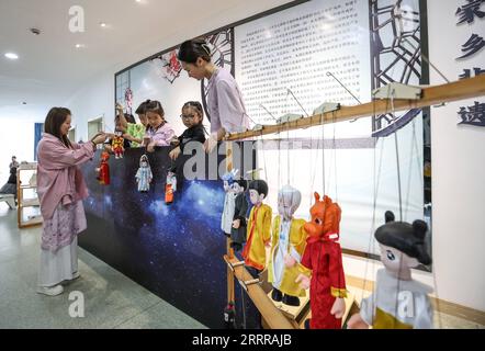 230519 -- NANJING, le 19 mai 2023 -- Sun Jing 1st R et Shi Jinfang 1st L enseignent aux enfants à contrôler les marionnettes dans un jardin d'enfants de la ville de Qidu, district de Wujiang de la ville de Suzhou, province de Jiangsu, dans l'est de la Chine, le 20 avril 2023. Kunqu, avec une histoire de centaines d'années, est classé par l'Organisation des Nations Unies pour l'éducation, la science et la culture UNESCO comme patrimoine culturel immatériel en 2001. Dans la ville de Qidu de Suzhou, il y a une forme unique d'opéra Kunqu appelé Kunqu Puppet qui met en scène des acteurs présentant des performances avec des marionnettes sur scène. Pour hériter de la marionnette Kunqu traditionnelle , Banque D'Images