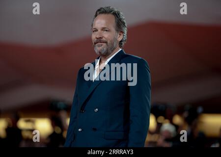 VENISE, ITALIE - 08 SEPTEMBRE : Peter Sarsgaard assiste à un tapis rouge pour le film ''Memory'' au 80e Festival International du film de Venise le 08 septembre 2023 à Venise, en Italie. (Photo de Luca Carlino/NurPhoto) crédit : NurPhoto SRL/Alamy Live News Banque D'Images