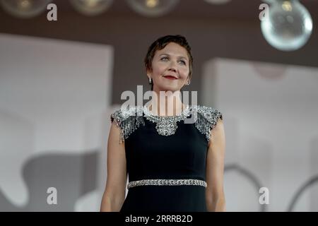 VENISE, ITALIE - SEPTEMBRE 08 : Maggie Gyllenhaal assiste à un tapis rouge pour le film ''Memory'' au 80e Festival International du film de Venise le 08 septembre 2023 à Venise, Italie (photo de Luca Carlino/NurPhoto)0 crédit : NurPhoto SRL/Alamy Live News Banque D'Images