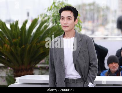 230520 -- CANNES, 20 mai 2023 -- l'acteur chinois Zhu Yilong pose lors d'un photocall pour le film He bian de CuO Wu Only the River coule en compétition pour la catégorie un certain regard lors de la 76e édition du Festival de Cannes à Cannes, dans le sud de la France, le 20 mai 2023. FRANCE-CANNES-FESTIVAL-SEULEMENT LE FLEUVE COULE-PHOTOCALL GAOXJING PUBLICATIONXNOTXINXCHN Banque D'Images