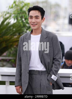 230520 -- CANNES, 20 mai 2023 -- l'acteur chinois Zhu Yilong pose lors d'un photocall pour le film He bian de CuO Wu Only the River coule en compétition pour la catégorie un certain regard lors de la 76e édition du Festival de Cannes à Cannes, dans le sud de la France, le 20 mai 2023. FRANCE-CANNES-FESTIVAL-SEULEMENT LE FLEUVE COULE-PHOTOCALL GAOXJING PUBLICATIONXNOTXINXCHN Banque D'Images