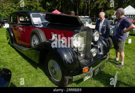 230521 -- VANCOUVER, le 21 mai 2023 -- les gens regardent une Rolls Royce Phantom III de 1937 lors de la 36e rencontre de Vancouver All British Field à Vancouver, Colombie-Britannique, Canada, le 20 mai 2023. La 36e All British Field Meet de Vancouver a débuté samedi avec 450 voitures classiques exposées, attirant des milliers de passionnés et de collectionneurs de voitures à visiter. Photo de /Xinhua CANADA-VANCOUVER-BRITISH CLASSIC CAR SHOW LiangxSen PUBLICATIONxNOTxINxCHN Banque D'Images