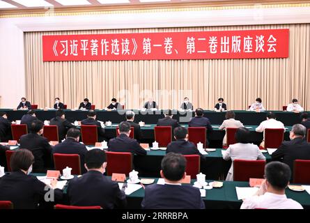 230522 -- PÉKIN, le 22 mai 2023 -- Cai Qi, membre du Comité permanent du Bureau politique du Comité central du PCC du Parti communiste chinois et membre du Secrétariat du Comité central du PCC, discours d'un symposium sur la publication des deux premiers volumes d'une nouvelle série de livres d'œuvres sélectionnées de Xi Jinping à Pékin, capitale de la Chine, le 22 mai 2023. CHINA-BEIJING-CAI QI-SYMPOSIUM CN YANXYAN PUBLICATIONXNOTXINXCHN Banque D'Images