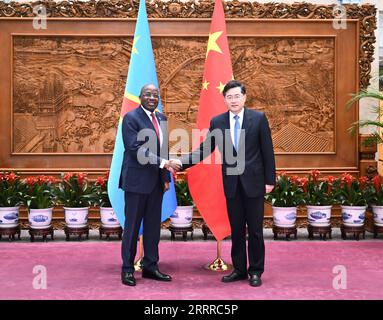 230522 -- PÉKIN, le 22 mai 2023 -- le conseiller d'État et ministre des Affaires étrangères chinois, Qin Gang, rencontre le vice-premier ministre et ministre des Affaires étrangères de la République démocratique du Congo, Christophe Lutundula, à Pékin, capitale de la Chine, le 22 mai 2023. CHINA-BEIJING-QIN GANG-RDC VICE PM-MEETING CN YANXYAN PUBLICATIONXNOTXINXCHN Banque D'Images