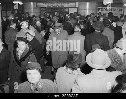 Symbolbild : Reisende drängen sich in einem der zahlreichen Berliner Bahnhöfe, UM ihren Zug zu erreichen, Berlin, Deutschland UM 1959. Banque D'Images