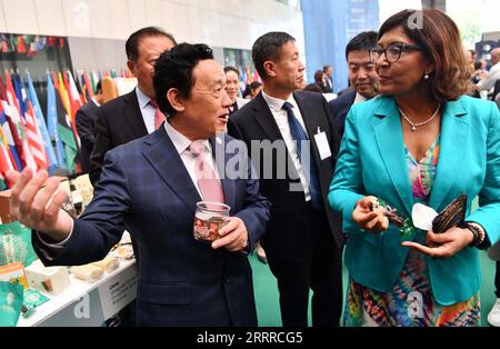 230523 -- ROME, 23 mai 2023 -- organisation des Nations Unies pour l'alimentation et l'agriculture le Directeur général de la FAO Qu Dongyu L, front et la Directrice générale adjointe de la FAO Maria Helena Semedo R, front goûtent des produits alimentaires provenant de sites du GIAHS récemment récompensés au niveau mondial, situés en Chine, au siège de la FAO à Rome, Italie, le 22 mai 2023. Lundi, la FAO a décerné des certificats à son siège à 24 nouveaux sites du GIAHS. Les 24 sites, désignés par la FAO depuis la dernière cérémonie en 2018, sont situés dans 12 pays, dont la Chine, l'Espagne, l'Équateur, l'Iran, Italie, JAP Banque D'Images