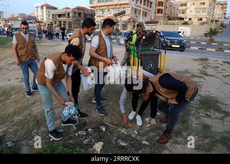 230523 -- GAZA, le 23 mai 2023 -- des volontaires palestiniens participent à une initiative pour nettoyer la corniche dans la ville de Gaza, le 23 mai 2023. Photo de /Xinhua MIDEAST-GAZA CITY-CLEANING-INITIATIVE RizekxAbdeljawad PUBLICATIONxNOTxINxCHN Banque D'Images