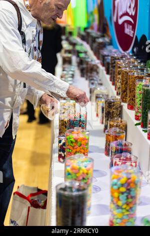 230523 -- CHICAGO, le 23 mai 2023 -- un participant goûte des bonbons à un stand à l'exposition Sweets and snacks à Chicago, aux États-Unis, le 23 mai 2023. Le salon des sucreries et des collations 2023 se tient au McCormick place à Chicago du 22 au 25 mai. Photo de /Xinhua U.S.-CHICAGO-BONBONS ET COLLATIONS EXPO VincentxD.xJohnson PUBLICATIONxNOTxINxCHN Banque D'Images