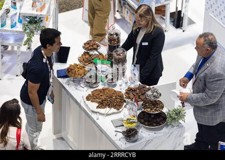 230523 -- CHICAGO, le 23 mai 2023 -- un participant discute avec des exposants à un stand à l'exposition Sweets and snacks à Chicago, aux États-Unis, le 23 mai 2023. Le salon des sucreries et des collations 2023 se tient au McCormick place à Chicago du 22 au 25 mai. Photo de /Xinhua U.S.-CHICAGO-BONBONS ET COLLATIONS EXPO VincentxD.xJohnson PUBLICATIONxNOTxINxCHN Banque D'Images