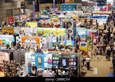 230523 -- CHICAGO, le 23 mai 2023 -- les gens visitent le salon Sweets and snacks à Chicago, aux États-Unis, le 23 mai 2023. Le salon des sucreries et des collations 2023 se tient au McCormick place à Chicago du 22 au 25 mai. Photo de /Xinhua U.S.-CHICAGO-BONBONS ET COLLATIONS EXPO VincentxD.xJohnson PUBLICATIONxNOTxINxCHN Banque D'Images