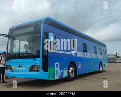 230524 -- LAGOS, le 24 mai 2023 -- cette photo prise le 23 mai 2023 montre un bus électrique Yutong lors d'une cérémonie de lancement à Lagos, au Nigeria. Le fabricant chinois de bus Yutong a lancé mardi les premiers bus électriques de transport en commun ciblant les transports publics à Lagos, au centre économique du Nigeria, alors que le pays se prépare à passer progressivement des véhicules à moteur à combustion interne aux véhicules électriques durables. Le projet est une collaboration entre Oando Clean Energy Limited, partenaire de Yutong au Nigeria, et la Lagos Metropolitan Area transport Authority pour commencer la preuve de concept avec deux Yu Banque D'Images