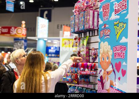 230523 -- CHICAGO, le 23 mai 2023 -- les gens visitent le salon Sweets and snacks à Chicago, aux États-Unis, le 23 mai 2023. Le salon des sucreries et des collations 2023 se tient au McCormick place à Chicago du 22 au 25 mai. Photo de /Xinhua U.S.-CHICAGO-BONBONS ET COLLATIONS EXPO VincentxD.xJohnson PUBLICATIONxNOTxINxCHN Banque D'Images