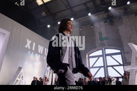 230524 -- SYDNEY, le 24 mai 2023 -- Un mannequin présente une création du designer sino-australien Xizhu Wu lors de la Fashion week australienne à Sydney, en Australie, le 19 mai 2023. POUR ALLER AVEC Feature : un créateur de mode chinois-australien crée une collection de nostalgie biculturelle photo by /Xinhua AUSTRALIA-SYDNEY-LE CRÉATEUR DE MODE CHINOIS AUSTRALIEN HuxJingchen PUBLICATIONxNOTxINxCHN Banque D'Images