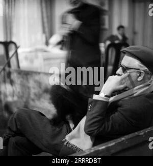 Sturm im Wasserglas, Spielfilm nach dem Bühnenstück von Bruno Frank, Deutschland 1960, Regisseur Josef von Baky beim Nachdenken. Banque D'Images