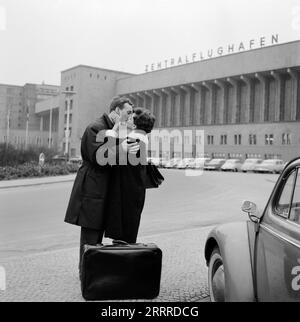 Sturm im Wasserglas, Spielfilm nach dem Bühnenstück von Bruno Frank, Deutschland 1960, Regie : Josef von Baky, Darsteller Hanns Lothar holt seine Ehefrau Ingrid Andree zu den Dreharbeiten nach Berlin am Zentralflughafen Tempelhof ab. Banque D'Images