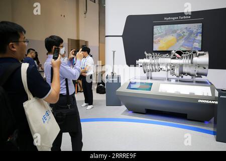 230525 -- BUSAN, 25 mai 2023 -- les visiteurs prennent des photos d'un modèle de turbine à hydrogène lors de l'exposition mondiale de l'industrie climatique au Busan Exhibition & Convention Center BEXCO à Busan, Corée du Sud, le 25 mai 2023. Cette expo de l'industrie offre l'occasion de présenter les dernières technologies et politiques dans les domaines du climat mondial, de l'environnement et de l'énergie pour faire face à la crise climatique. L'expo a débuté jeudi et durera jusqu'au 27 mai. CORÉE DU SUD-BUSAN-INDUSTRY EXPO WangYiliang PUBLICATIONxNOTxINxCHN Banque D'Images