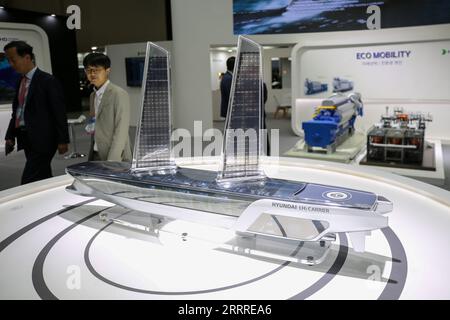 230525 -- BUSAN, 25 mai 2023 -- les visiteurs regardent un modèle de transporteur d'hydrogène liquide exposé lors de l'exposition mondiale de l'industrie climatique au Busan Exhibition & Convention Center BEXCO à Busan, Corée du Sud, le 25 mai 2023. Cette expo de l'industrie offre l'occasion de présenter les dernières technologies et politiques dans les domaines du climat mondial, de l'environnement et de l'énergie pour faire face à la crise climatique. L'expo a débuté jeudi et durera jusqu'au 27 mai. CORÉE DU SUD-BUSAN-INDUSTRY EXPO WangYiliang PUBLICATIONxNOTxINxCHN Banque D'Images