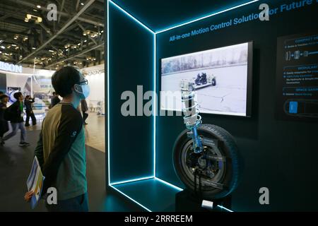 230525 -- BUSAN, le 25 mai 2023 -- Un visiteur regarde une solution de contrôle de mouvement présentée lors de l'exposition mondiale de l'industrie climatique au Busan Exhibition & Convention Center BEXCO à Busan, Corée du Sud, le 25 mai 2023. Cette expo de l'industrie offre l'occasion de présenter les dernières technologies et politiques dans les domaines du climat mondial, de l'environnement et de l'énergie pour faire face à la crise climatique. L'expo a débuté jeudi et durera jusqu'au 27 mai. CORÉE DU SUD-BUSAN-INDUSTRY EXPO WangYiliang PUBLICATIONxNOTxINxCHN Banque D'Images