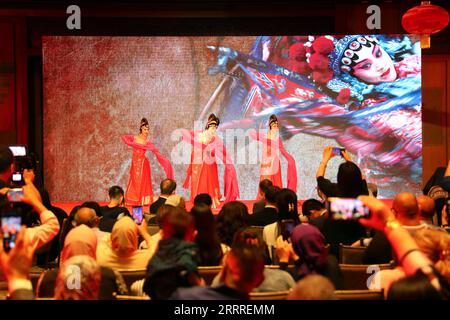 230525 -- LE CAIRE, le 25 mai 2023 -- les gens regardent un spectacle de danse traditionnelle chinoise lors d'un événement sur la culture du thé chinois au Caire, en Égypte, le 25 mai 2023. Un salon culturel sur le thème du thé a eu lieu jeudi dans la capitale égyptienne du Caire, avec plus de 200 personnes réunies pour déguster le célèbre thé chinois, découvrir l'art de la fabrication du thé et profiter de spectacles culturels. EGYPTE-CAIRE-CHINESE THÉ-ÉVÉNEMENT CULTUREL SUIXXIANKAI PUBLICATIONXNOTXINXCHN Banque D'Images