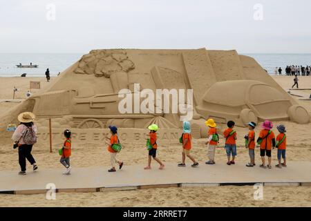 230526 -- BUSAN, le 26 mai 2023 -- des touristes regardent une sculpture de sable sur la plage de Haeundae à Busan, Corée du Sud, le 26 mai 2023. CORÉE DU SUD-BUSAN-BEACH-SAND SCULPTURE WANGXYILIANG PUBLICATIONXNOTXINXCHN Banque D'Images