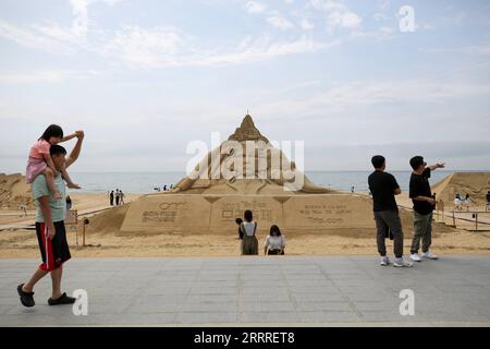 230526 -- BUSAN, le 26 mai 2023 -- des touristes regardent une sculpture de sable sur la plage de Haeundae à Busan, Corée du Sud, le 26 mai 2023. CORÉE DU SUD-BUSAN-BEACH-SAND SCULPTURE WANGXYILIANG PUBLICATIONXNOTXINXCHN Banque D'Images