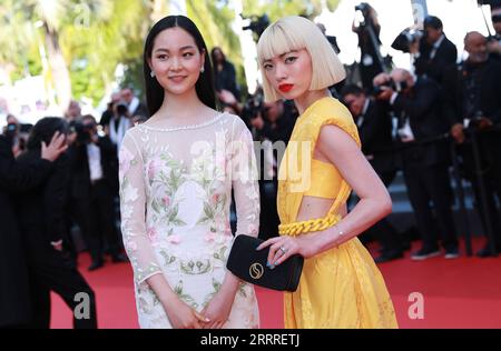 230526 -- CANNES, le 26 mai 2023 -- l'actrice japonaise Aoi Yamada R et Arisa Nakano partent après la projection du film Perfect Days lors de la 76e édition du Festival de Cannes à Cannes, dans le sud de la France, le 25 mai 2023. FRANCE-CANNES-FILM FESTIVAL-PHOTOCALL GaoxJing PUBLICATIONxNOTxINxCHN Banque D'Images