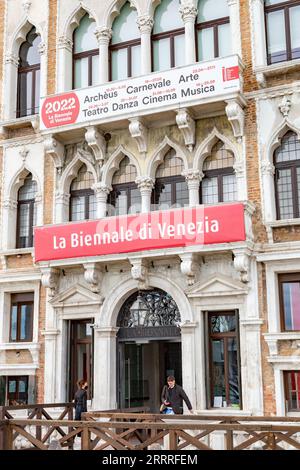 Venise, Italie - 2 avril 2022 : panneau de la Biennale annuelle de Venise en langue italienne, accroché sur un mur de palais. Banque D'Images