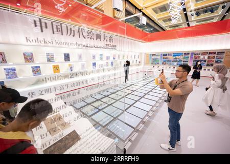 230526 -- KUALA LUMPUR, le 26 mai 2023 -- les gens visitent une exposition sur une collection complète de peintures chinoises anciennes à la 40e Foire internationale du livre de Kuala Lumpur à Kuala Lumpur, Malaisie, le 26 mai 2023. MALAISIE-KUALA LUMPUR-PEINTURES CHINOISES ANCIENNES-EXPOSITION ZHUXWEI PUBLICATIONXNOTXINXCHN Banque D'Images