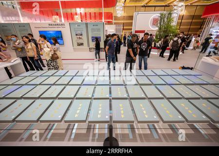 230526 -- KUALA LUMPUR, le 26 mai 2023 -- les gens visitent une exposition sur une collection complète de peintures chinoises anciennes à la 40e Foire internationale du livre de Kuala Lumpur à Kuala Lumpur, Malaisie, le 26 mai 2023. MALAISIE-KUALA LUMPUR-PEINTURES CHINOISES ANCIENNES-EXPOSITION ZHUXWEI PUBLICATIONXNOTXINXCHN Banque D'Images