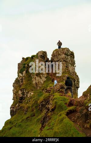 Photo de randonneurs grimpant au sommet de la montagne avec la texture de mousse de roche d'herbe à l'île de Skye Écosse Banque D'Images