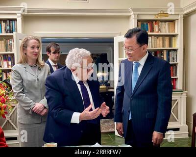 230527 -- WASHINGTON, D.C., le 27 mai 2023 -- l'ambassadeur de Chine aux États-Unis Xie Feng rencontre l'ancien secrétaire d'État américain Henry Kissinger à Kent, Connecticut, États-Unis, le 26 mai 2023. XIe Feng a rencontré vendredi Kissinger à Kent, Connecticut, exprimant ses meilleurs vœux de la partie chinoise au Dr Kissinger pour son 100e anniversaire. Le duo a eu un échange de vues approfondi sur les relations sino-américaines et les questions internationales et régionales d'intérêt commun. U.S.-KENT-CHINA-XIE FENG-KISSINGER-MEETING XINHUA PUBLICATIONXNOTXINXCHN Banque D'Images