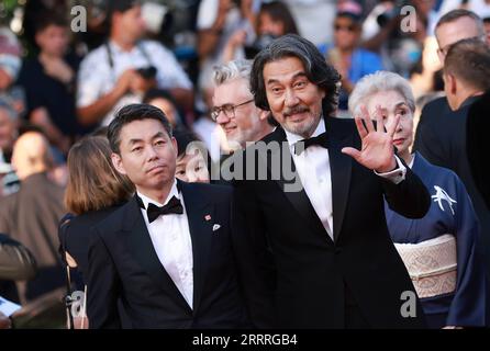 230528 -- CANNES, le 28 mai 2023 -- l'acteur japonais Koji Yakusho R arrive à l'avant-garde de la cérémonie de clôture de la 76e édition du Festival de Cannes à Cannes, dans le sud de la France, le 27 mai 2023. FRANCE-CANNES-FESTIVAL-CÉRÉMONIE DE CLÔTURE GAOXJING PUBLICATIONXNOTXINXCHN Banque D'Images