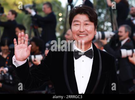 230528 -- CANNES, le 28 mai 2023 -- l'acteur sud-coréen Song Kang-ho arrive pour la cérémonie de clôture de la 76e édition du Festival de Cannes à Cannes, dans le sud de la France, le 27 mai 2023. FRANCE-CANNES-FESTIVAL-CÉRÉMONIE DE CLÔTURE GAOXJING PUBLICATIONXNOTXINXCHN Banque D'Images