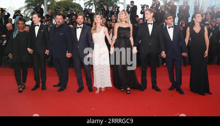 230528 -- CANNES, 28 mai 2023 -- le réalisateur suédois et président du jury du 76e Festival de Cannes Ruben Ostlund 4e L et les membres du jury principal de la compétition arrivent pour la cérémonie de clôture de la 76e édition du Festival de Cannes à Cannes, dans le sud de la France, le 27 mai 2023. FRANCE-CANNES-FESTIVAL-CÉRÉMONIE DE CLÔTURE GAOXJING PUBLICATIONXNOTXINXCHN Banque D'Images