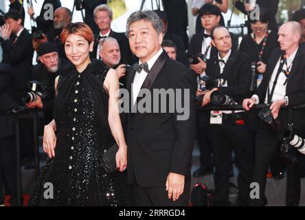 230528 -- CANNES, le 28 mai 2023 -- le réalisateur japonais Kore-eda Hirokazu R et l'actrice japonaise Ando Sakura arrivent pour la cérémonie de clôture de la 76e édition du Festival de Cannes à Cannes, dans le sud de la France, le 27 mai 2023. FRANCE-CANNES-FESTIVAL-CÉRÉMONIE DE CLÔTURE GAOXJING PUBLICATIONXNOTXINXCHN Banque D'Images