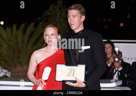 230528 -- CANNES, 28 mai 2023 -- l’actrice et chanteuse finlandaise Alma Poysti L et l’acteur Jussi Vatanen posent avec le trophée lors d’un photocall après avoir reçu le Prix du jury pour le film Kuolleet Lehdet Fallen Leaves Leaves Leaves au nom du réalisateur finlandais Aki Kaurismaki lors de la cérémonie de clôture de la 76e édition du film de Cannes Festival de Cannes, sud de la France, 27 mai 2023. FRANCE-CANNES-FESTIVAL-AWARDS GaoxJing PUBLICATIONxNOTxINxCHN Banque D'Images