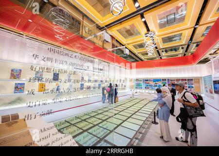 230528 -- KUALA LUMPUR, le 28 mai 2023 -- les visiteurs visitent la zone d'exposition de la Chine en tant qu'invités d'honneur à la 40e Foire internationale du livre KLIBF de Kuala Lumpur à Kuala Lumpur, Malaisie, le 27 mai 2023. La cérémonie d'ouverture d'une série d'événements par la Chine en tant qu'invité d'honneur le 40e KLIBF a eu lieu ici samedi. MALAISIE-KUALA LUMPUR-SALON INTERNATIONAL DU LIVRE-CHINE-INVITÉ D'HONNEUR ZHUXWEI PUBLICATIONXNOTXINXCHN Banque D'Images