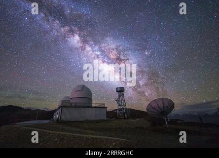 230528 -- NGARI, le 28 mai 2023 -- cette photo de fichier prise le 23 avril 2017 montre l'Observatoire Ngari des Observatoires astronomiques nationaux NAO dans la préfecture de Ngari, dans la région autonome du Tibet du sud-ouest de la Chine. You Xianlong, ingénieur résident de 36 ans à l’Observatoire de Ngari dans la région autonome du Tibet, est responsable de l’observation de l’équipement et de la maintenance opérationnelle avec sept collègues. Il est également l'ingénieur le plus ancien de l'observatoire. Votre carrière a commencé en 2006 lorsqu'il a rencontré Yao Yongqiang, un scientifique aux Observatoires astronomiques nationaux de l'Academ chinois Banque D'Images