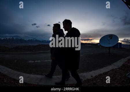 230528 -- NGARI, le 28 mai 2023 -- vous Xianlong R et son collègue Tang Peng marchez vers un télescope en attente de maintenance à l'observatoire de Ngari dans la préfecture de Ngari, dans la région autonome du Tibet du sud-ouest de la Chine, le 23 mai 2023. You Xianlong, ingénieur résident de 36 ans à l’Observatoire de Ngari dans la région autonome du Tibet, est responsable de l’observation de l’équipement et de la maintenance opérationnelle avec sept collègues. Il est également l'ingénieur le plus ancien de l'observatoire. Votre carrière a commencé en 2006 quand il a rencontré Yao Yongqiang, un scientifique aux Observatoires astronomiques nationaux sous les Chines Banque D'Images