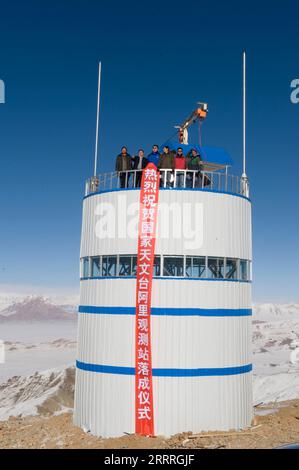 230528 -- NGARI, le 28 mai 2023 -- cette photo de fichier prise en 2011 montre la première tour d'observation de l'Observatoire de Ngari dans la préfecture de Ngari, dans la région autonome du Tibet du sud-ouest de la Chine. You Xianlong, ingénieur résident de 36 ans à l’Observatoire de Ngari dans la région autonome du Tibet, est responsable de l’observation de l’équipement et de la maintenance opérationnelle avec sept collègues. Il est également l'ingénieur le plus ancien de l'observatoire. Votre carrière a commencé en 2006 quand il a rencontré Yao Yongqiang, un scientifique aux Observatoires astronomiques nationaux de l'Académie chinoise des Sciences cas, qui était Banque D'Images