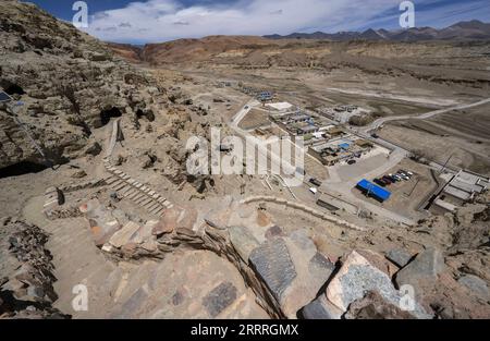 230528 -- ZANDA, le 28 mai 2023 -- cette photo aérienne prise le 26 mai 2023 montre les grottes de Piyang dans le comté de Zanda de la préfecture de Ngari, dans la région autonome du Tibet du sud-ouest de la Chine. Caché parmi les collines de grès dans l'ouest reculé du Tibet, une étendue de cavernes en forme de nid d'abeille est bien au-delà de la portée de la plupart des voyageurs. Connues sous le nom de grottes de Donggar et de Piyang, les cavernes vieilles de 1 000 ans de la préfecture de Ngari de la région autonome du Tibet abritent l une des plus grandes collections de peintures murales bouddhistes tibétaines au monde. Rigzin Wangzhab, 75 ans, garde le site depuis plus de 20 ans. Quand j'étais très jeune, Banque D'Images