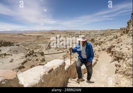 230528 -- ZANDA, 28 mai 2023 -- Rigzin Wangzhab marche entre des grottes dans le comté de Zanda, préfecture de Ngari, région autonome du Tibet du sud-ouest de la Chine, 26 mai 2023. Caché parmi les collines de grès dans l'ouest reculé du Tibet, une étendue de cavernes en forme de nid d'abeille est bien au-delà de la portée de la plupart des voyageurs. Connues sous le nom de grottes de Donggar et de Piyang, les cavernes vieilles de 1 000 ans de la préfecture de Ngari de la région autonome du Tibet abritent l une des plus grandes collections de peintures murales bouddhistes tibétaines au monde. Rigzin Wangzhab, 75 ans, garde le site depuis plus de 20 ans. Quand j'étais très jeune, on m'a dit t Banque D'Images