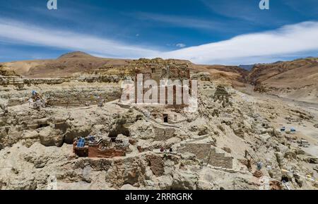 230528 -- ZANDA, le 28 mai 2023 -- cette photo aérienne prise le 26 mai 2023 montre les grottes de Piyang dans le comté de Zanda de la préfecture de Ngari, dans la région autonome du Tibet du sud-ouest de la Chine. Caché parmi les collines de grès dans l'ouest reculé du Tibet, une étendue de cavernes en forme de nid d'abeille est bien au-delà de la portée de la plupart des voyageurs. Connues sous le nom de grottes de Donggar et de Piyang, les cavernes vieilles de 1 000 ans de la préfecture de Ngari de la région autonome du Tibet abritent l une des plus grandes collections de peintures murales bouddhistes tibétaines au monde. Rigzin Wangzhab, 75 ans, garde le site depuis plus de 20 ans. Quand j'étais très jeune, Banque D'Images