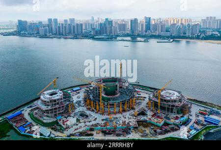 230529 -- ZHANJIANG, 29 mai 2023 -- cette photo aérienne prise le 26 mai 2023 montre le centre culturel de Zhangjiang en construction dans la ville de Zhanjiang, dans la province du Guangdong, dans le sud de la Chine. Bordant la mer de Chine méridionale à l'est et le golfe Beibu à l'ouest et faisant face à l'île de Hainan au sud, en traversant le détroit de Qiongzhou, la ville de Zhanjiang, dans le sud de la Chine, la province du Guangdong a la plus grande superficie de forêt de mangroves à travers le pays et est une base importante de produits aquatiques. Au cours des dernières années, la ville a mis l'accent sur le développement des industries vertes et de l'économie maritime. SkyEy Banque D'Images