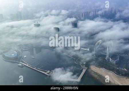 230529 -- ZHANJIANG, 29 mai 2023 -- cette photo aérienne prise le 13 janvier 2023 montre les zones urbaines enveloppées par la brume de la ville de Zhanjiang dans la province du Guangdong, dans le sud de la Chine. Bordant la mer de Chine méridionale à l'est et le golfe Beibu à l'ouest et faisant face à l'île de Hainan au sud, en traversant le détroit de Qiongzhou, la ville de Zhanjiang, dans le sud de la Chine, la province du Guangdong a la plus grande superficie de forêt de mangroves à travers le pays et est une base importante de produits aquatiques. Au cours des dernières années, la ville a mis l'accent sur le développement des industries vertes et de l'économie maritime. Photo de /Xinhua SK Banque D'Images