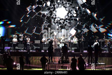 230530 -- AMMAN, le 30 mai 2023 -- des musiciens se produisent lors d'un concert au stade international d'Amman à Amman, Jordanie, le 29 mai 2023. Un grand concert public mettant en vedette des chanteurs jordaniens et arabes renommés a eu lieu lundi. Photo de /Xinhua JORDAN-AMMAN-CONCERT MohammadxAbuxGhosh PUBLICATIONxNOTxINxCHN Banque D'Images